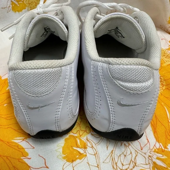 NIKE Women’s Size 8 Musique #318076-111 White Casual Training Sneakers Gymshoes - Picture 7 of 8